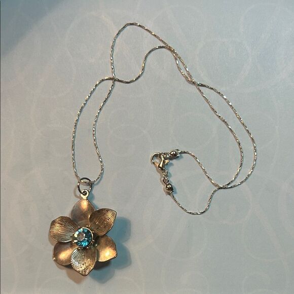 Elegant Gold Flower Pendant Necklace - Picture 1 of 3